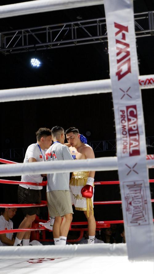 拳王高徒首秀大学生拳击赛 遗憾落败 拳王高徒首秀大学生拳击赛 遗憾落败