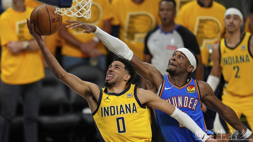 哈利伯顿强攻内线 反手拉杆上篮得分