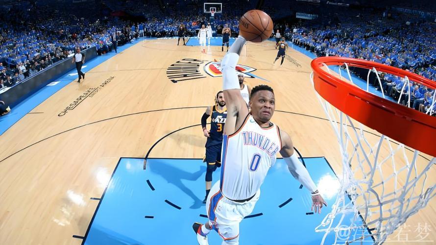 威少快攻抢断暴扣 挂筐被吹技犯仍激情怒吼 威少快攻抢断暴扣 挂筐被吹技犯仍激情怒吼